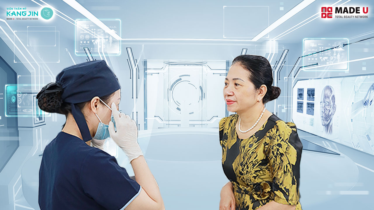 Ekip bác sĩ tiến hành thăm khám cho cô Kim Yến