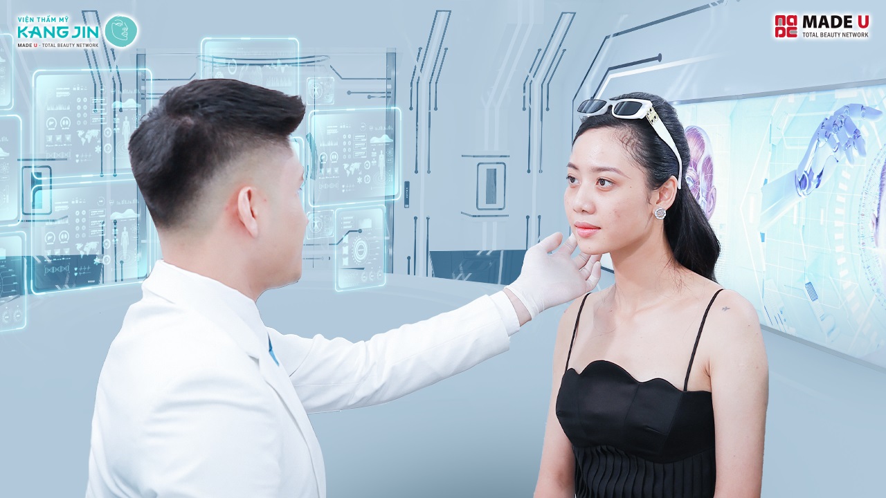 ekip bác sĩ thăm khám, soi da cho chị Phương