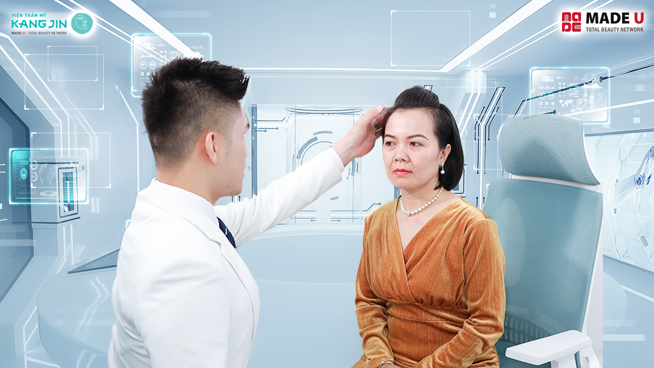 Ekip bác sĩ tiến hành thăm khám cho chị Emma Phạm