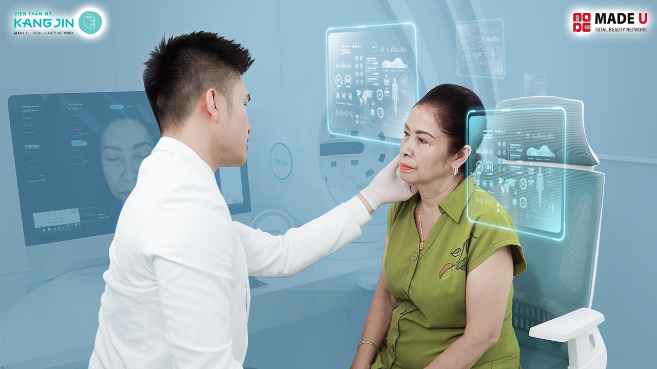 Ekip bác sĩ tiến hành thăm khám