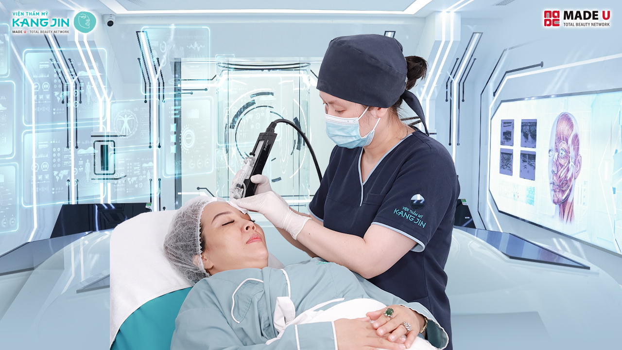 bác sĩ tiến hành thực hiện liệu trình cho chị Hà