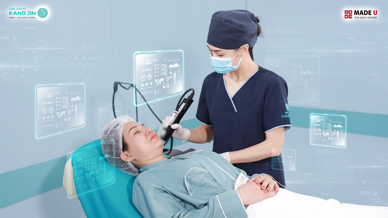 Ekip bác sĩ tiến hành thực hiện liệu trình
