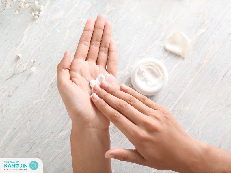 Sử dụng kem bôi đặc trị xóa nếp nhăn trán tại nhà