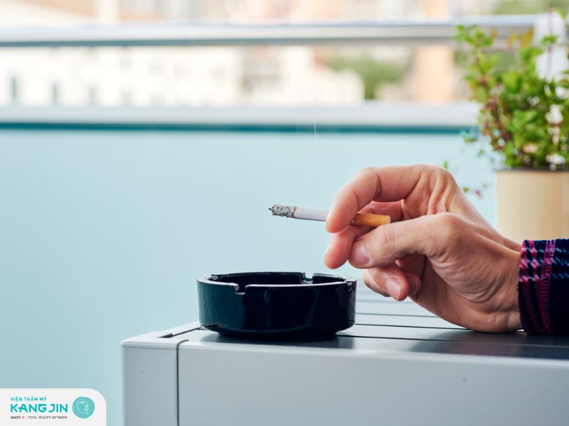 Hút thuốc lá là một trong những nguyên nhân khiến nếp nhăn xuất hiện sớm