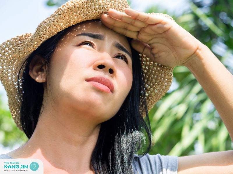 Tác động của tia UV từ ánh nắng mặt trời khiến da bị chùng nhão nhanh hơn 