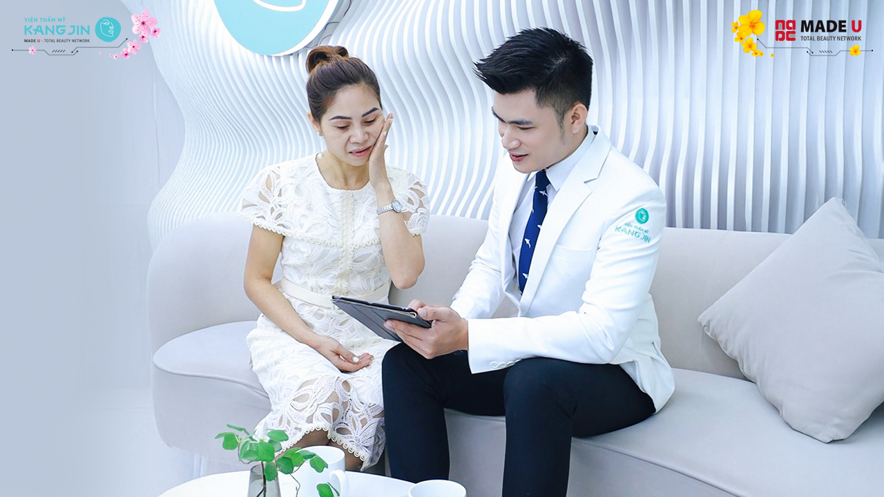 Chị Phương Linh trò chuyện với ekip bác sĩ Sejung