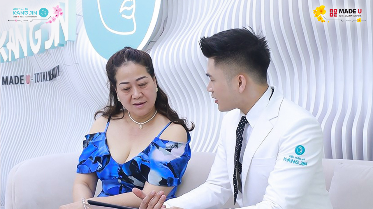 cô Thu Phương được ekip bác sĩ tư vấn về tình trạng da