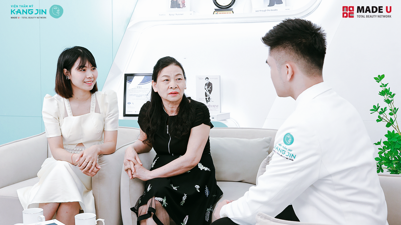 con gái cô Hoa chia sẻ với ekip bác sĩ KangJin 