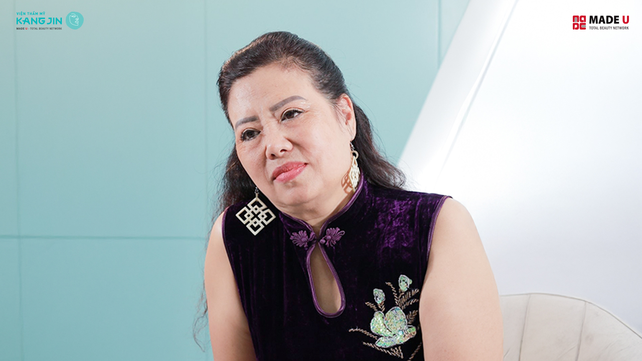 Chị Ngọc Điệp chia sẻ với ekip bác sĩ về tình trạng da của mình