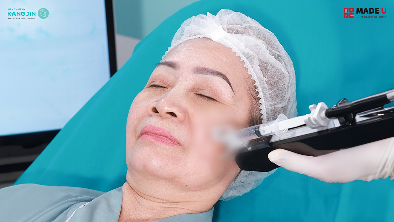 bác sĩ tiến hành điều trị cho cô Bùi Hiền