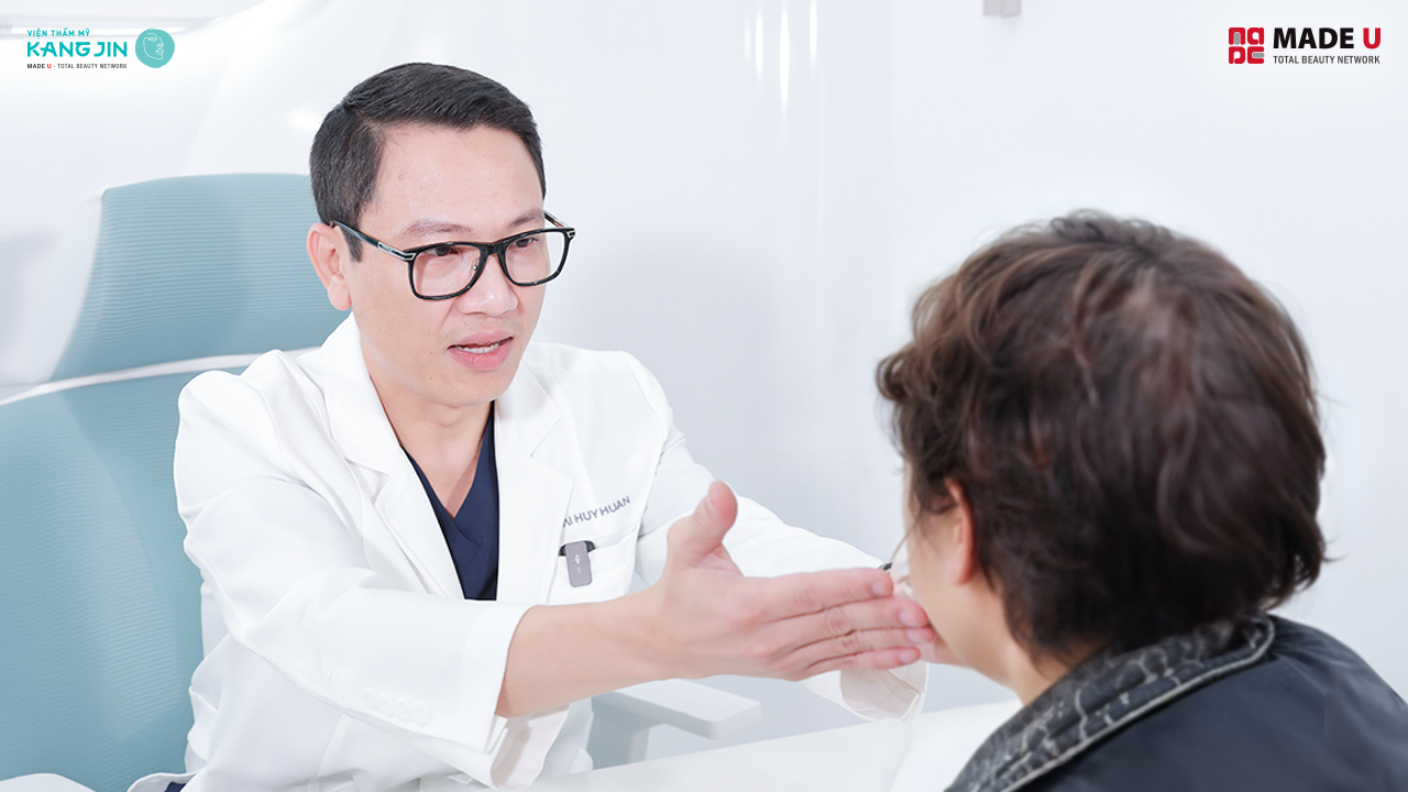 bác sĩ Huân thăm khám cho chị Bích Hằng