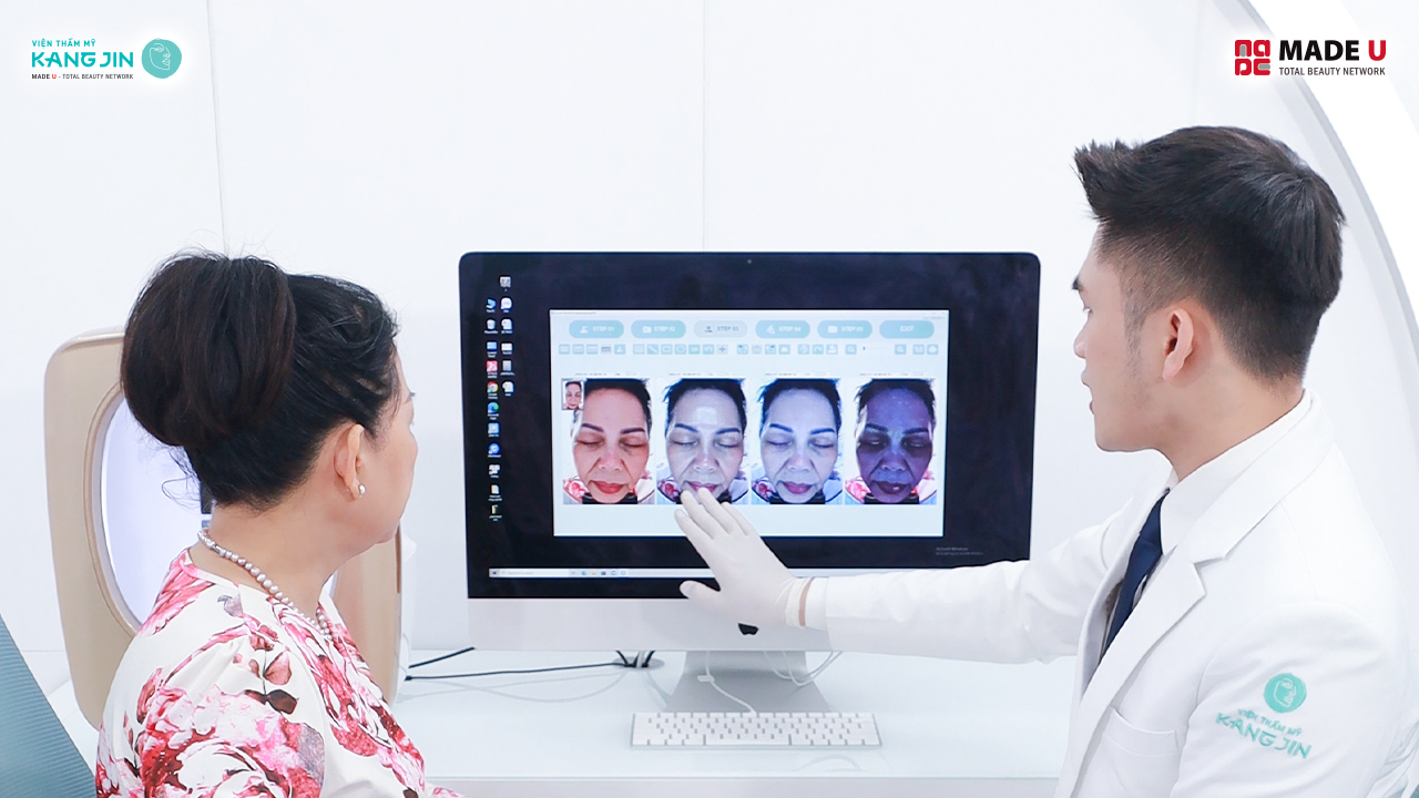 ekip bác sĩ thăm khám