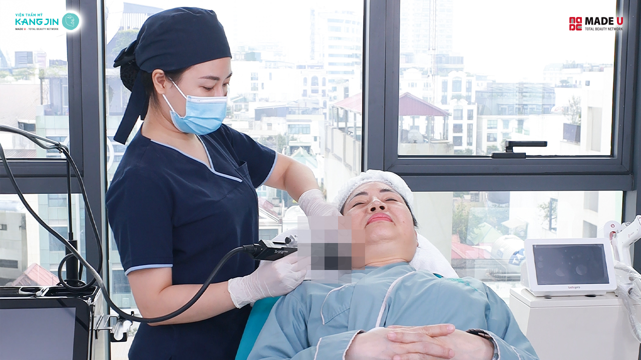 ekip bác sĩ tiến hành điều trị cho bác sĩ Hải