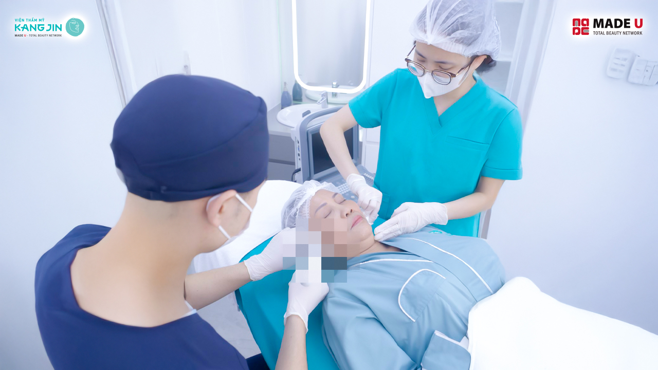 bác sĩ tiến hành điều trị