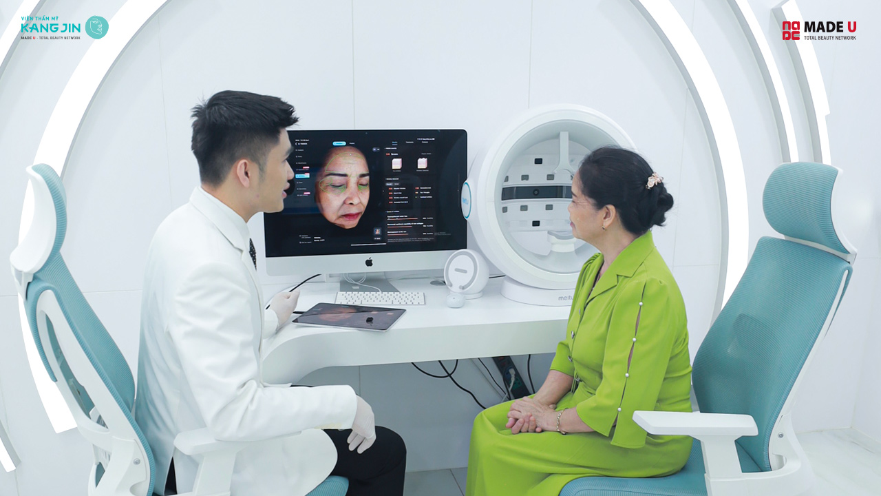 cô Tuyết thăm khám