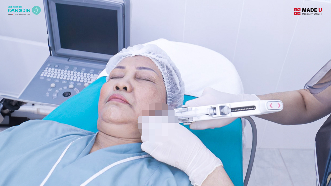 bác sĩ tiến hành điều trị cho cô Tuyết