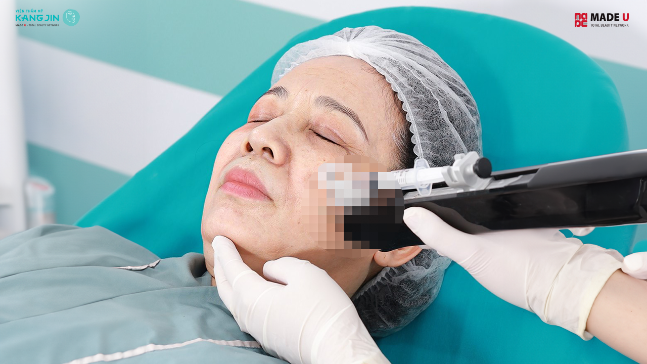 ekip bác sĩ tiến hành điều trị cho cô Huyền