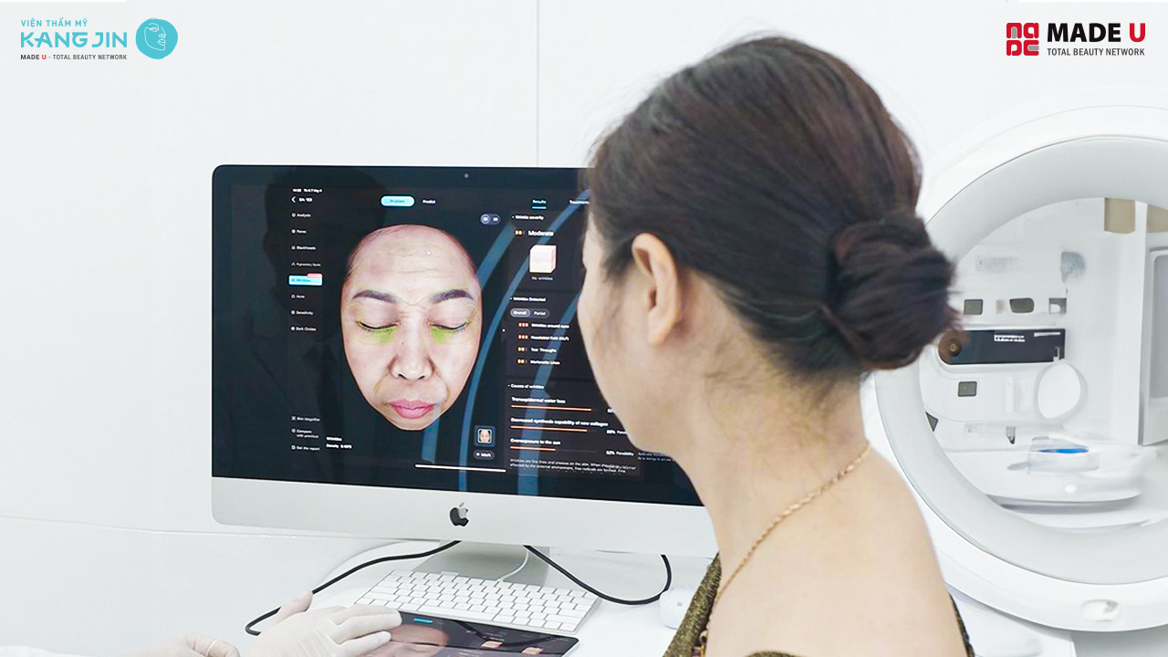 cô Kim Ngân được thăm khám bằng Skin Lab 5D