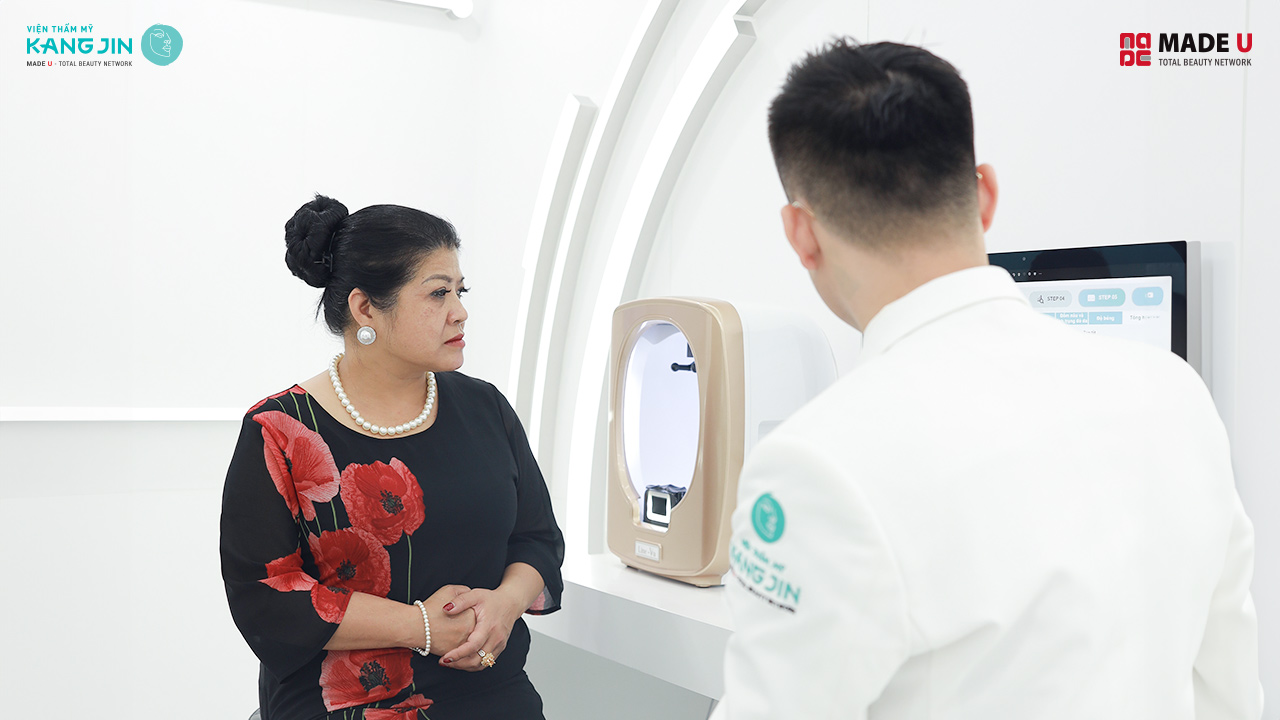 Chị Trang được đưa đi thăm khám và soi da