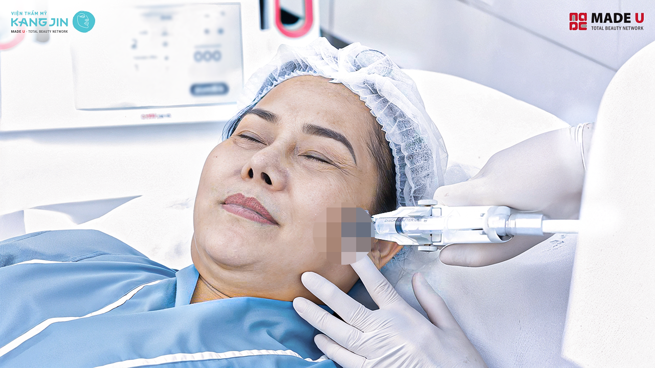 bác sĩ tiến hành thực hiện liệu trình