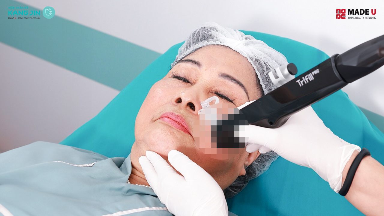 bác sĩ tiến hành điều trị cho cô Tố Hoa