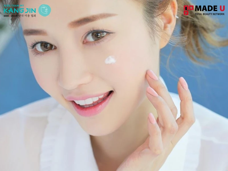 Thoa kem chống nắng có chỉ số SPF 30 trở lên trước khi ra ngoài để bảo vệ da khỏi các tác nhân gây hại