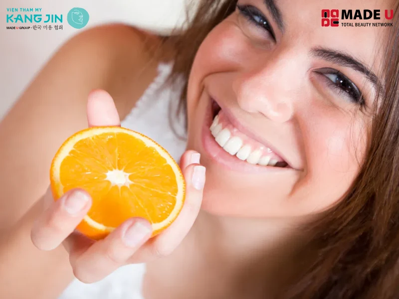 Nên ăn cam nguyên quả để có thêm chất xơ