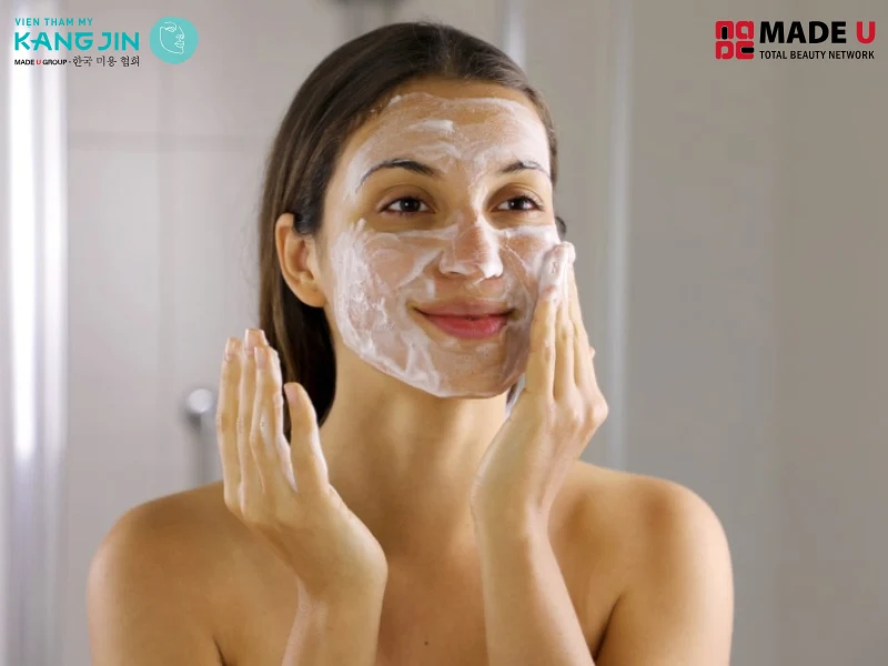 Tẩy trang ngay sau khi ngủ dậy cũng là 1 cách chăm sóc da cơ bản