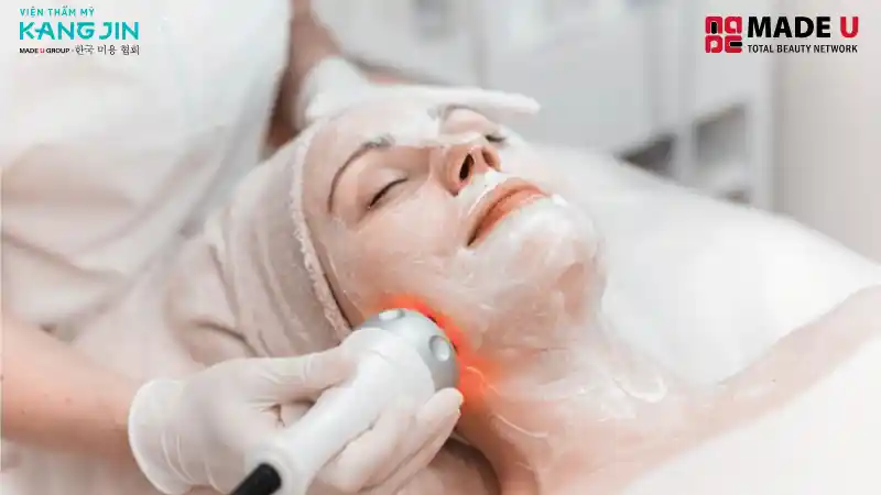 Trẻ hóa da bằng công nghệ cao như laser trẻ hóa giúp xóa thâm nám, làm đều màu da và se khít lỗ chân lông.