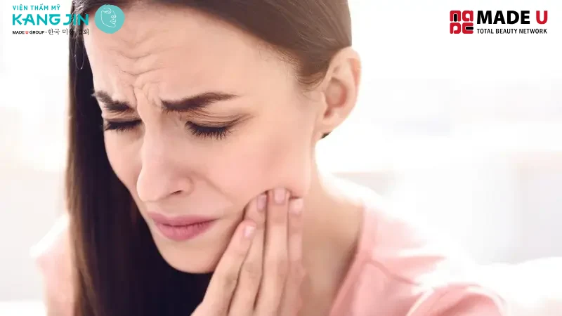 Sau khi cấy chỉ bạn sẽ có cảm giác sưng nhẹ và đau nhức