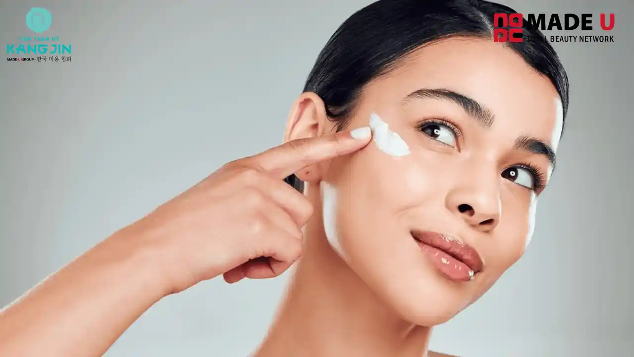 Chăm sóc da mặt sau sinh bằng kem chống nắng vật lí an toàn cho mẹ và bé