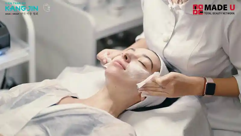 Thực hiện công nghệ: Sử dụng thiết bị hiện đại tác động trực tiếp vào vùng da cần cải thiện.