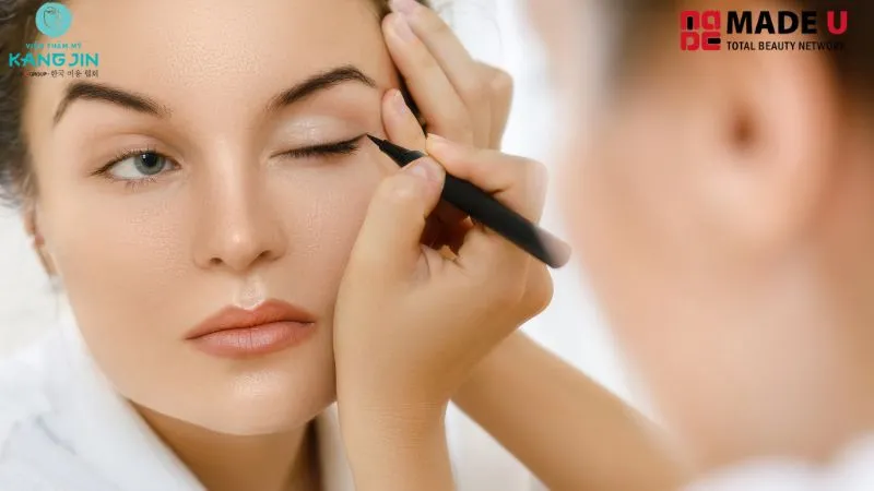 Hướng dẫn cách trang điểm khắc phục tình trạng lão hóa vùng mắt