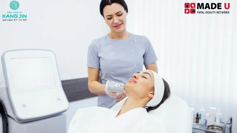 Căng da mặt bằng công nghệ Hifu tạo cảm giác hơi châm chích hoặc nóng nhẹ 