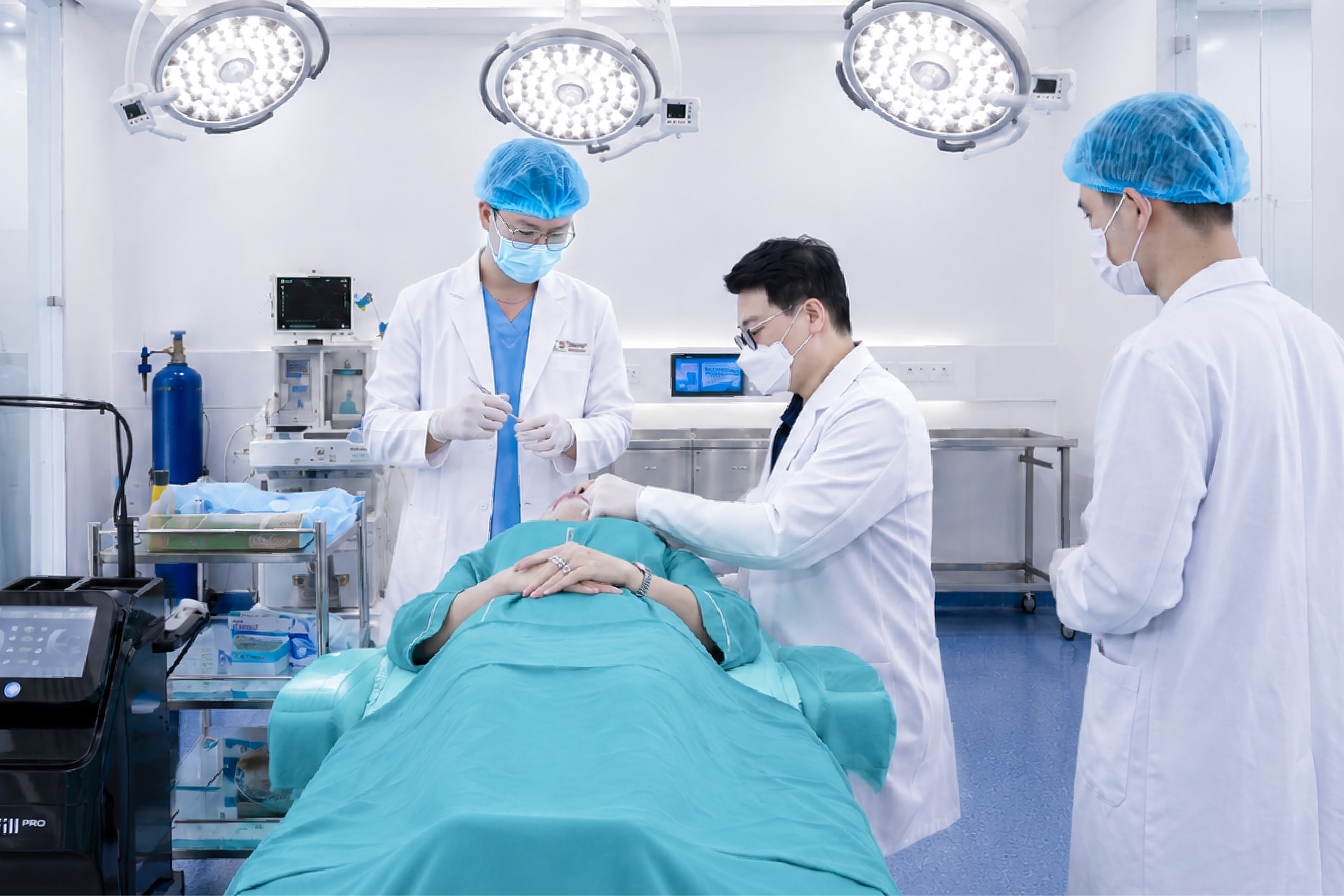 Ảnh 3. Các chuyên gia Hàn Quốc cùng đội ngũ bác sĩ SeJung Việt Nam tham gia chương trình đào tạo, chuyển giao kỹ thuật và thực hành lâm sàng trong lĩnh vực trẻ hóa thẩm mỹ.
