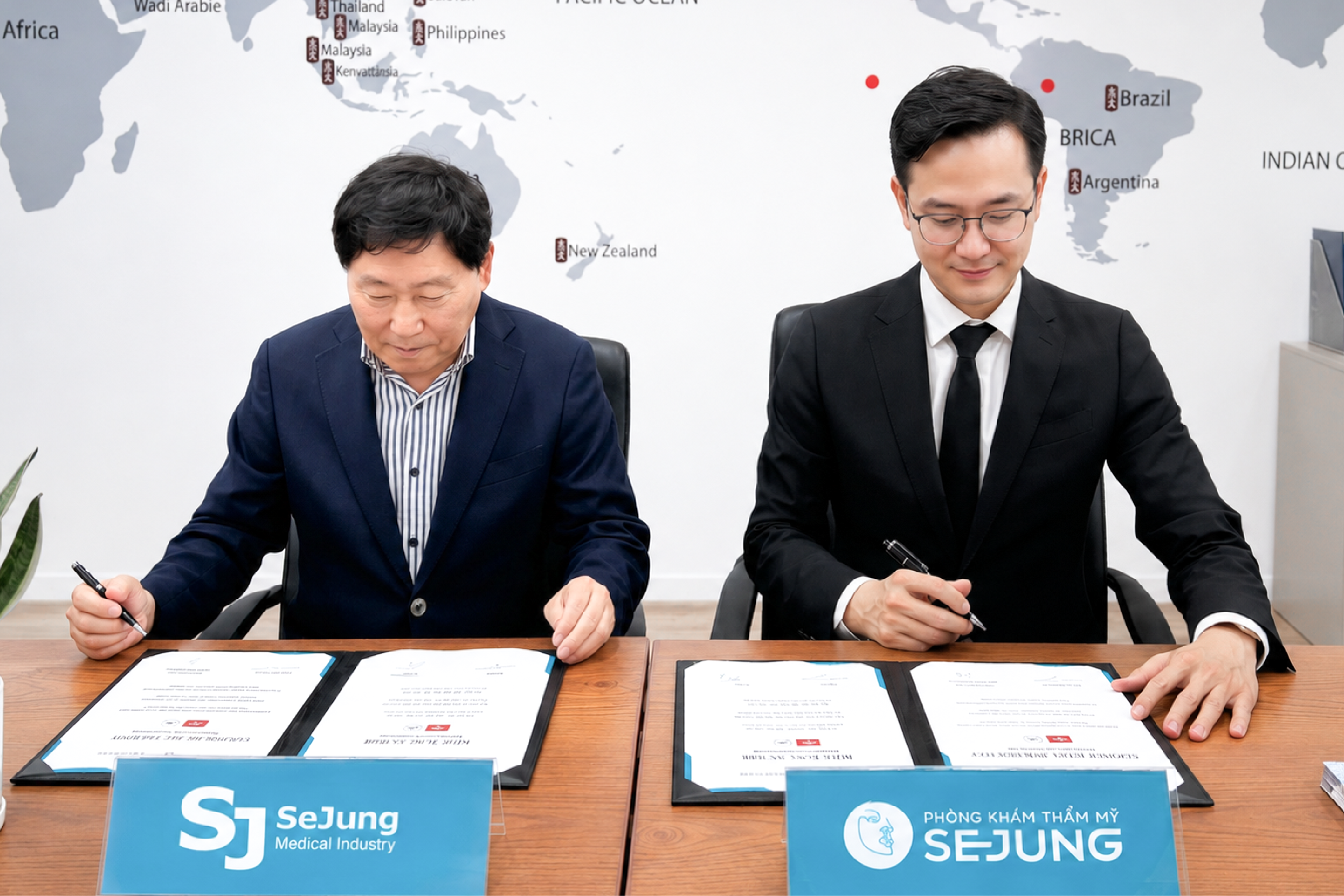 Ảnh 1. Đại diện SeJung Medical Industry và SeJung Việt Nam tại lễ ký kết hợp tác chuyển giao công nghệ và đào tạo chuyên môn.